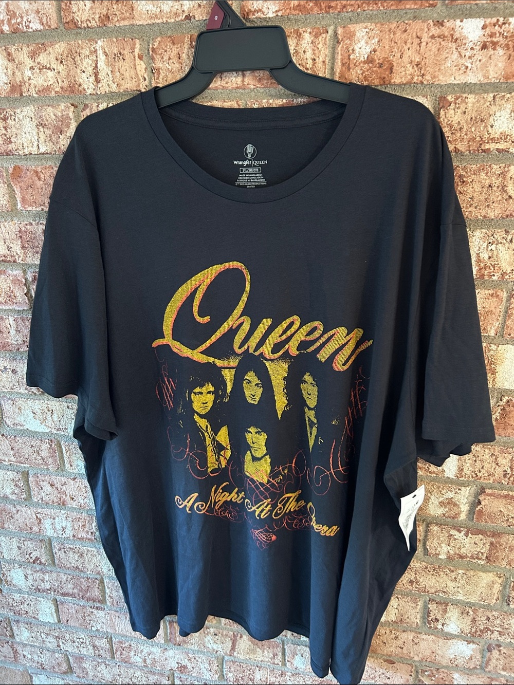 Size 3XL Black Vintage-Style Queen Band Tee with Yellow & Red Graphic